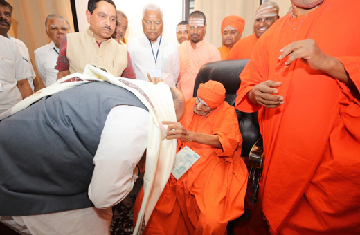 Amit Shah Meets Siddaganga seer